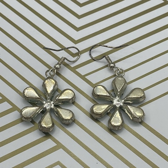 Statement glass stone and flower earrings. - Picture 4 of 5